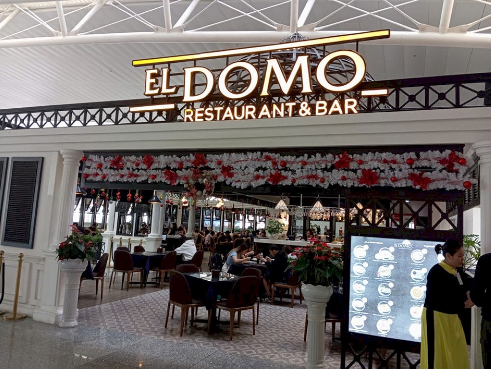 西洋料理とベトナム料理の融合を提供しており、フライト前に快適で多様な食事体験を求める旅行者に人気があります